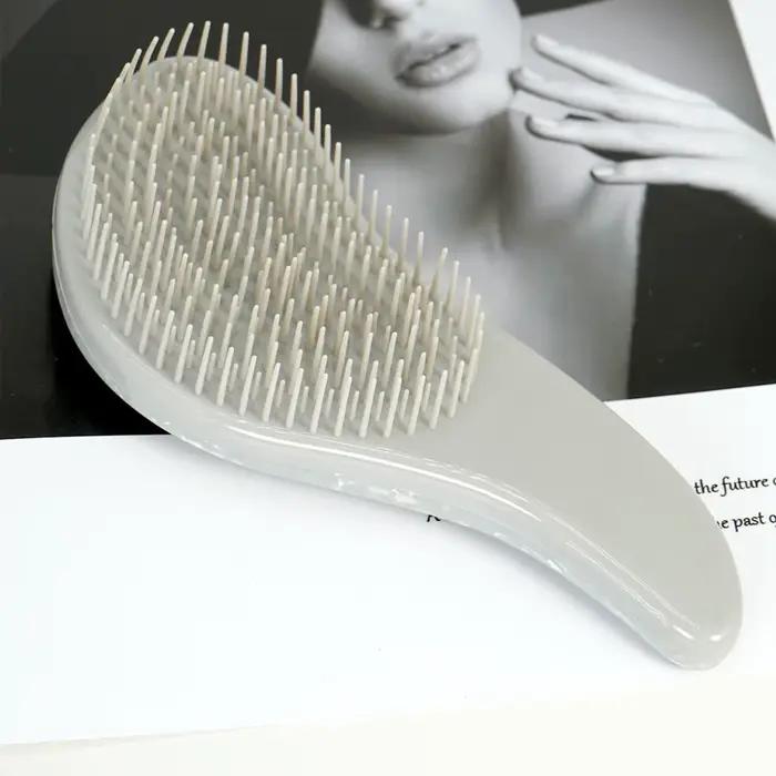 Brosse à cheveux élégante avec marbre, comme une texture, des brosses ovales et rectangulaires pour 