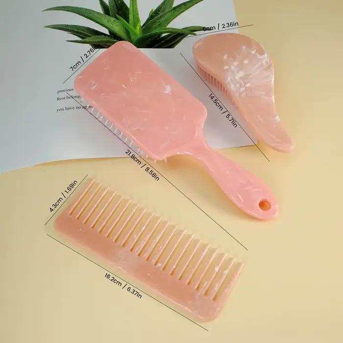Brosse à cheveux rose et peigne démêlant