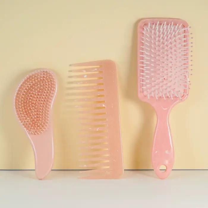 Brosse à cheveux rose et peigne démêlant
