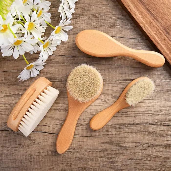 Brosse à cheveux avec manche en bois pour bébé