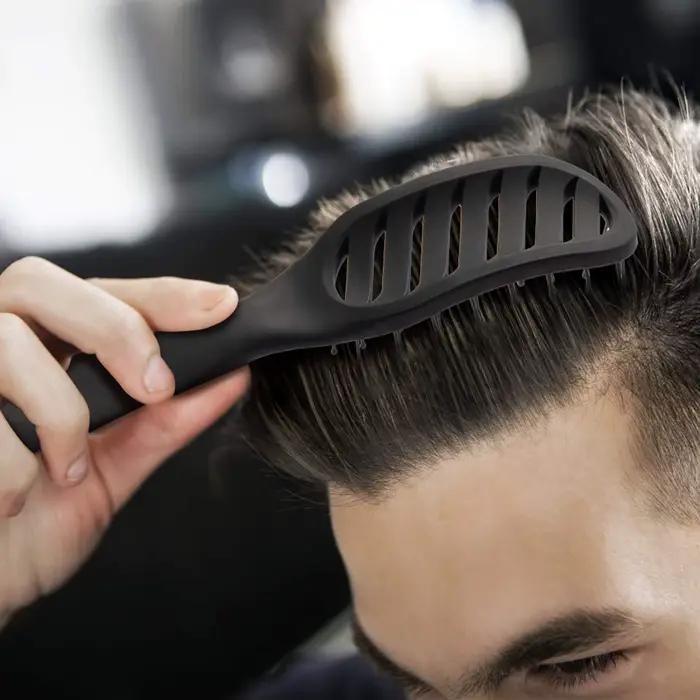 Brosse à cheveux incurvée à évent pour le séchage par soufflage
