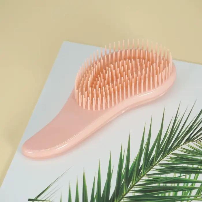 Brosse à cheveux rose et peigne démêlant