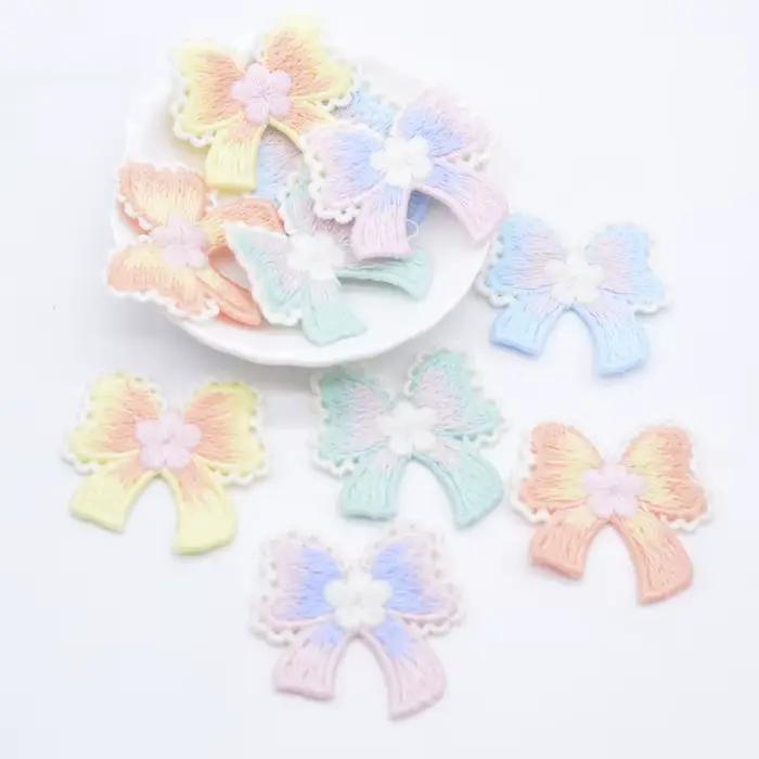 Nœud papillon en tricot brodé pour fille