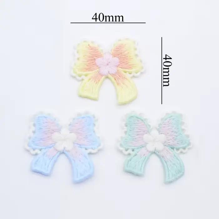 Nœud papillon en tricot brodé pour fille