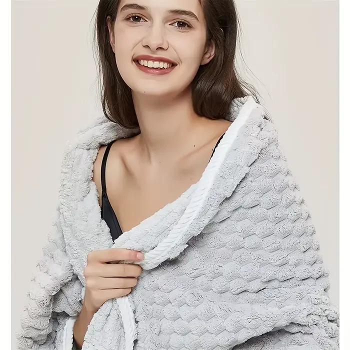 Une serviette de bain en tissu gaufré en microfibre ultra-absorbante