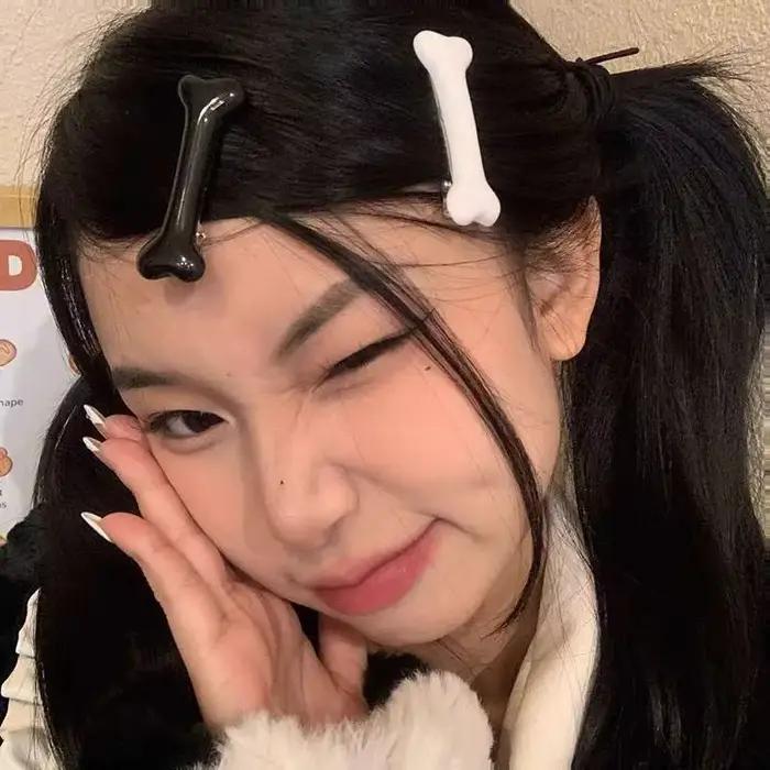 Pince à cheveux en os blanc