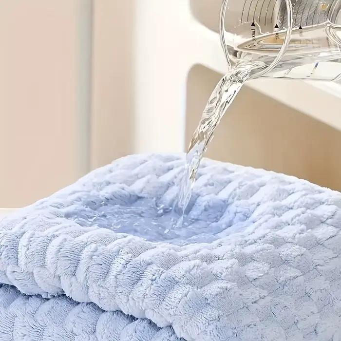 Une serviette de bain en tissu gaufré en microfibre ultra-absorbante